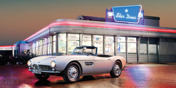 BMW 507 bíll Elvis í sínu rétta umhverfi.