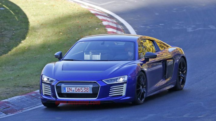 Audi R8 E-Tron við prufur á Nürburgring brautinni.