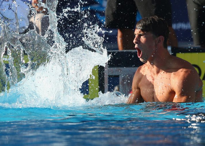 Phelps fagnar eftir sigursundið í gær.