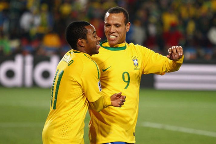 Luis Fabiano fagnar marki með Robinho í leik með brasilíska landsliðinu á HM.