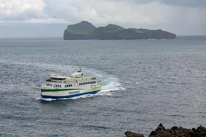 Herjólfur á siglingu við Vestmannaeyjar.