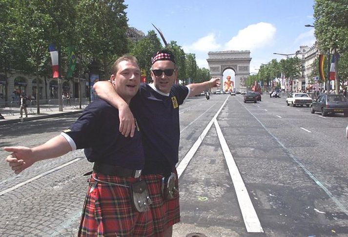 Á Champs Elysées Skotar í eyðsluham á Parísarbreiðgötunni frægu. Frakkar deila nú um sunnudagsopnun verslana við hana.