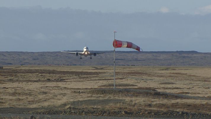 Flugvél Delta við lendingu á Keflavíkurflugvelli í morgun.