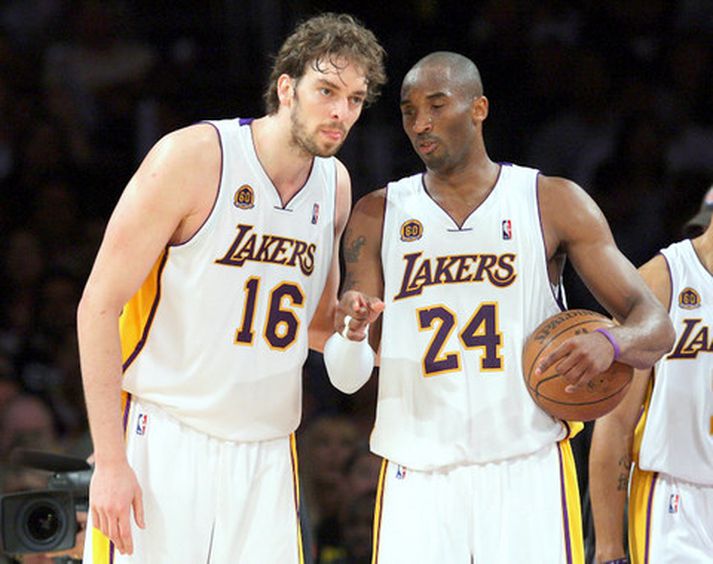 Pau Gasol og Kobe Bryant ræða málin.