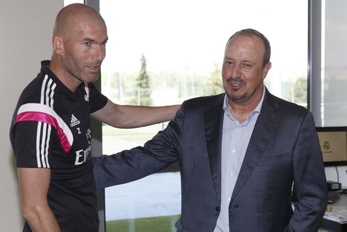 Zinedine Zidane tekur á móti Rafael Benítez.