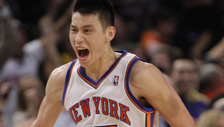 Jeremy Lin fagnar í leiknum í nótt.