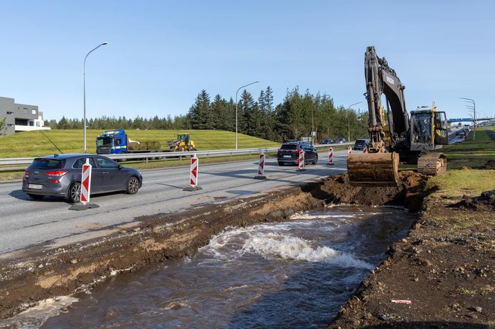 Mikið vatn flæðir úr lögninni.