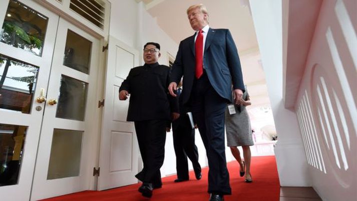 Kim og Trump gengu hlið við hlið til fundarins.