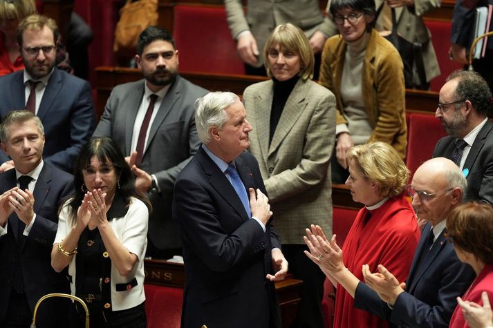 Michel Barnier á þingi fyrr í kvöld. Þar ávarpaði hann þingmenn en vantrautstillaga gegn honum var samþykkt.