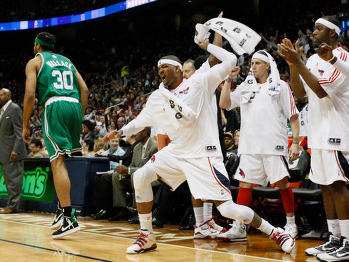 Josh Smith fagnar í sigri Atlanta Hawks á Boston Celtics í nótt.