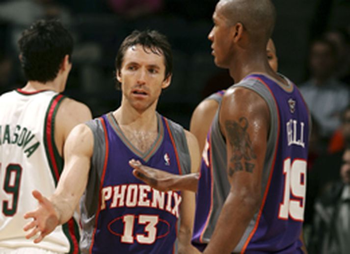 Steve Nash og Raja Bell, tveir bestu leikmenn Phoenix í nótt, ræðast hér við.