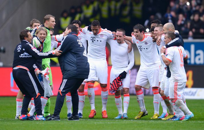 Leikmenn Bayern fagna í leikslok.