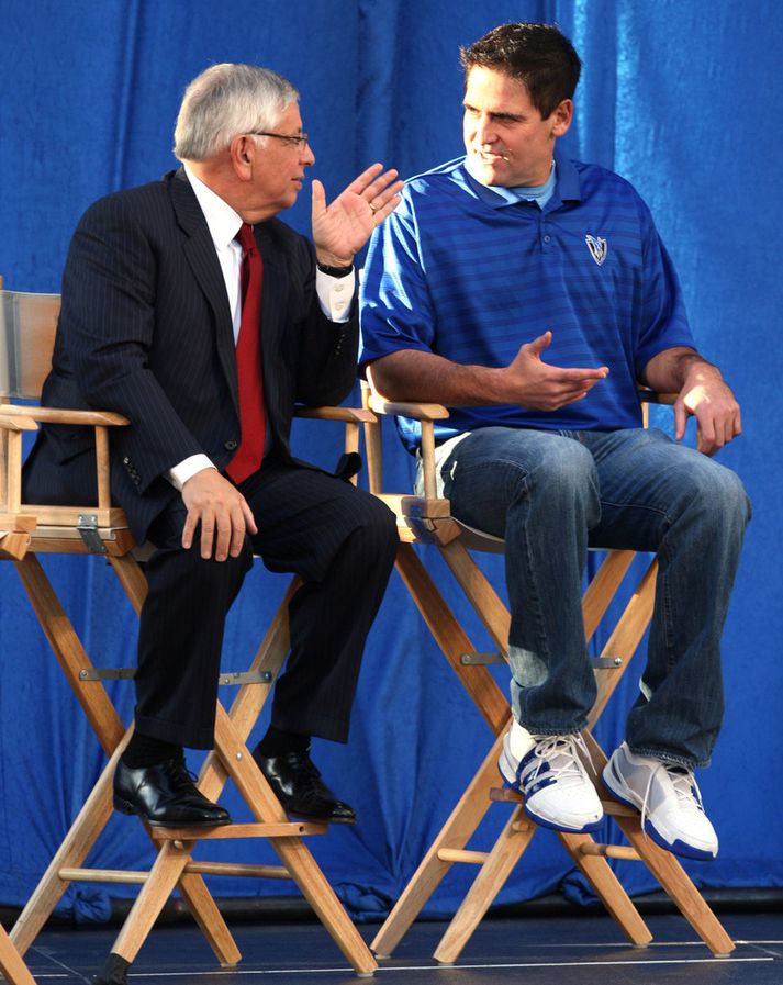 David Stern og Mark Cuban ræða saman.