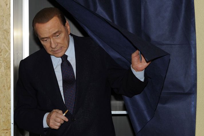 Berlusconi virðist standa höllum fæti í kosningum.
