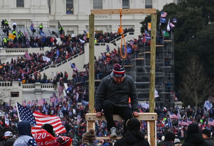 Stuðningsmenn Trump reistu gálga fyrir utan þinghúsið 6. janúar 2021. Þeir kyrjuðu einnig um að hengja Mike Pence sem Trump sakaði um að gera ekki skyldu sínu til þess að hjálpa sér að sitja áfram sem forseti.