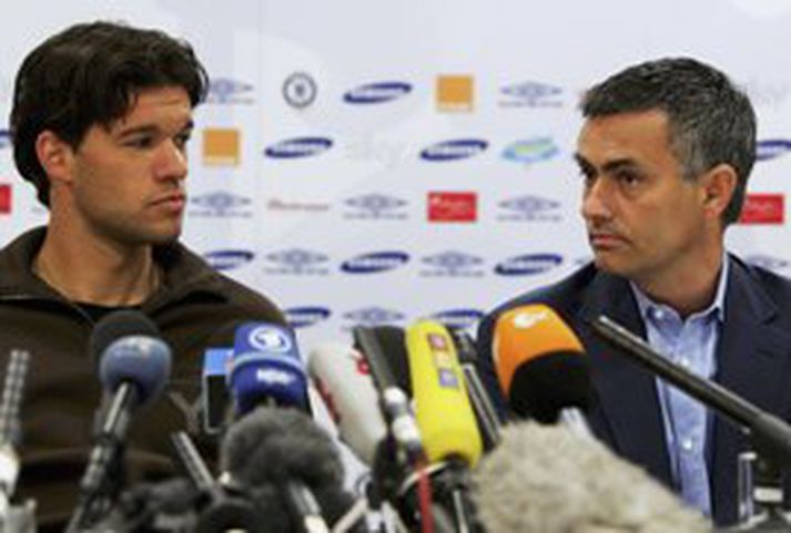 Ballack og Mourinho ræða hér málin á blaðamannafundinum í dag