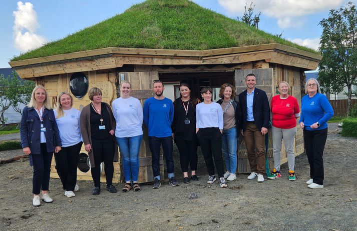 Margrét Pála Ólafsdóttir höfundur Hjallastefnunnar og Bragi Bjarnason bæjarstjóri klipptu á borðann og buðu börnin velkomin til starfa í þessu glæsilega húsi. Hér eru þau ásamt stjórnendum og starfsfólki Hjallastefnunnar og fulltrúum sveitarfélagsins Árborgar.