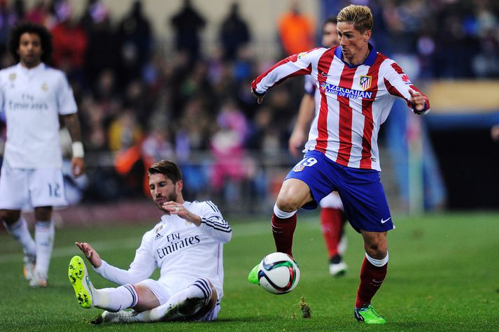 Fernando Torres leikur á Sergio Ramos sem fékk á sig vítaspyrnu í kvöld.