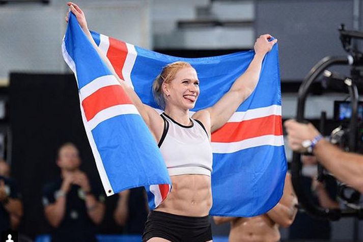 Anníe Mist Þórisdóttir með íslenska fánann á heimsleikunum í CrossFit