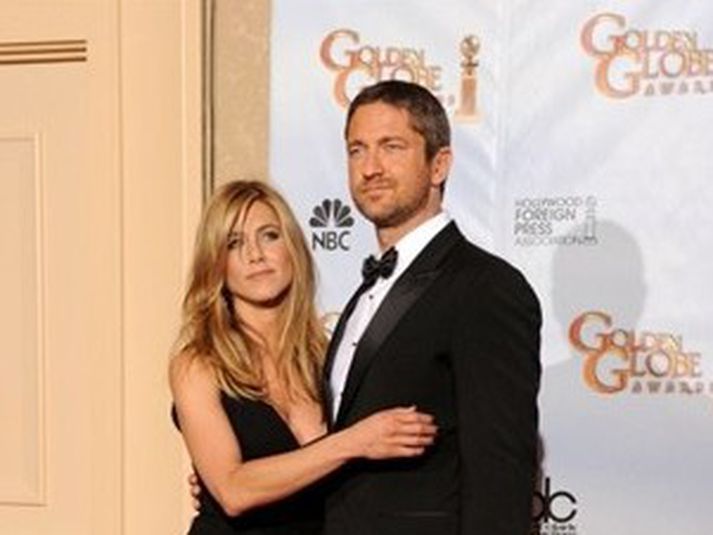 Jennifer Aniston er hér ásamt Gerald Butler á Golden Globe verðlaununum. Mynd/ AFP.