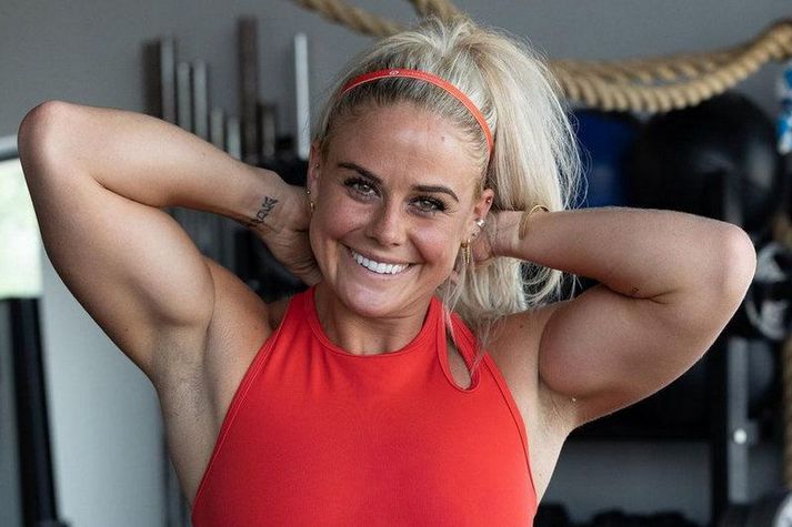 Sara Sigmundsdóttir í módelstörfum að kynna hönnun sína fyrir WIT Fitness.