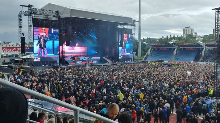 Axl Rose tileinkaði laginu vini sínum og flutti það óaðfinnanlega.