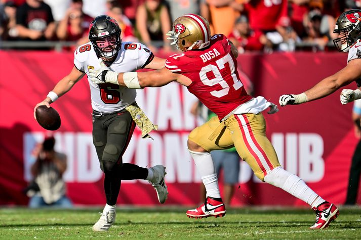 Baker Mayfield var með hinn stóra og stæðilega Nick Bosa á sér en tókst samt að forðast leikstjórnandafellu á magnaðan hátt.