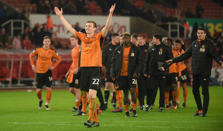 Jón Daði leiðir víkingaklappið eftir sigur Wolves á Stoke City í 3. umferð ensku bikarkeppninnar á laugardaginn.