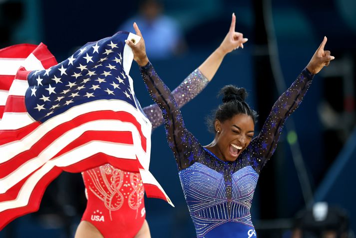 Simone Biles fagnar gullverðlaunum sínum í gær með bandaríska fánanum.