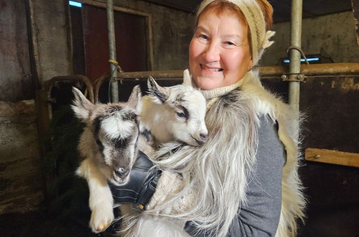 Anna María Flygenring, geitabóndi, sem er með nokkrar fallegar geitur á bænum Hlíð II í Skeiða- og Gnúpverjahreppi þar sem hún býr með manni sínum. Hér er hún í vestinu með kiðlingana Frosta og Snæ.