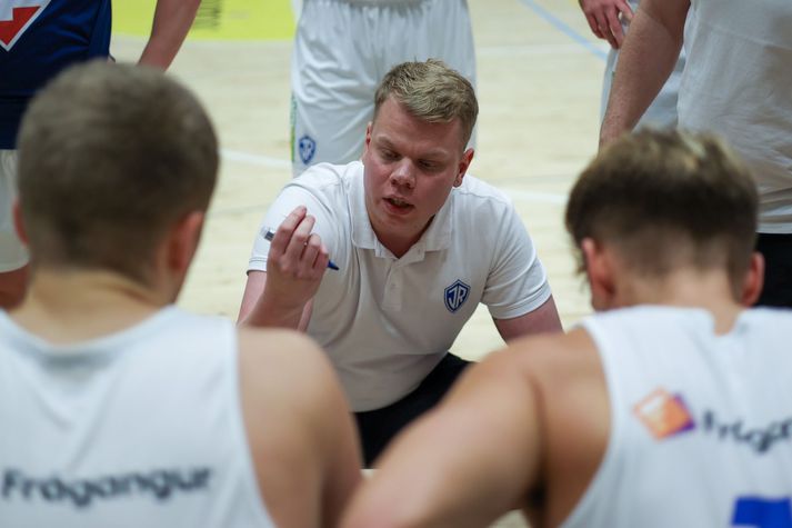 Ísak Máni Wium hefur látið af störfum sem þjálfari karlaliðs ÍR í körfubolta.