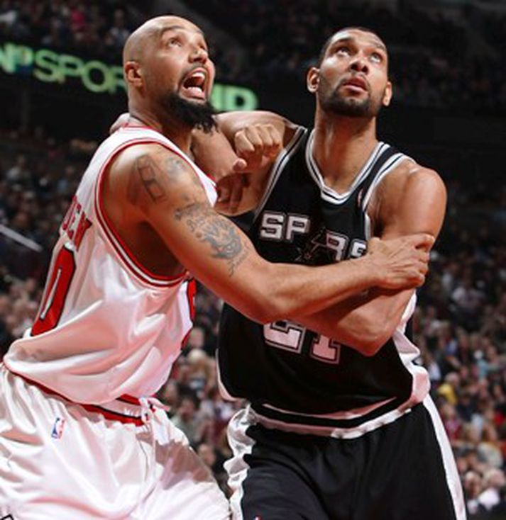 Drew Gooden er hér til hægri í baráttu við Tim Duncan hjá San Antonio, en þeir verða brátt samherjar hjá Texas-liðinu