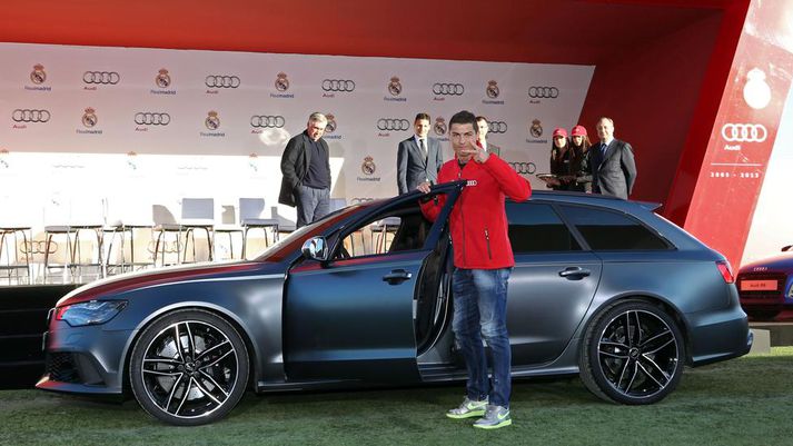 Christiano Ronaldo tekur á móti Audi RS6 bíl sínum.