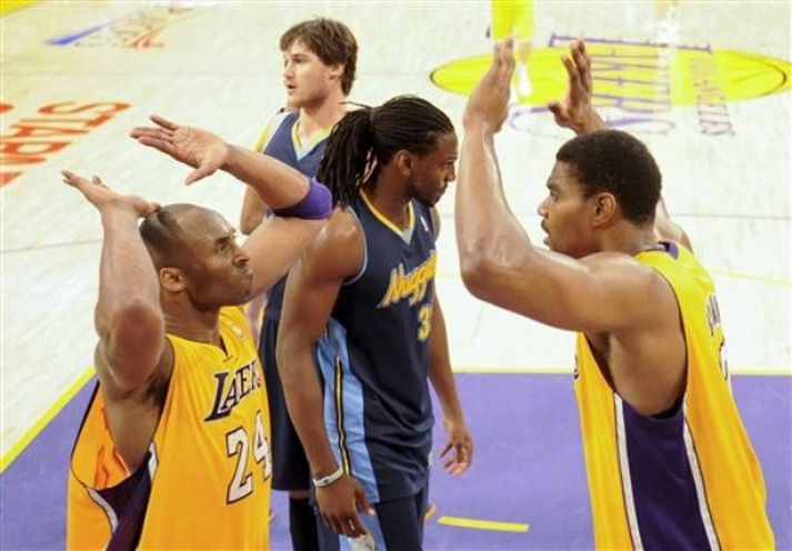 Kobe Bryant og Andrew Bynum voru óstöðvandi í lið LA Lakers í nótt gegn Denver.