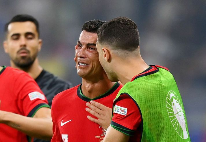 Cristiano Ronaldo var í öngum sínum eftir að Jan Oblak varði vítaspyrnu hans í framlengingu gegn Slóveníu, en skoraði svo í vítaspyrnukeppninni þar sem Portúgal hafði betur.