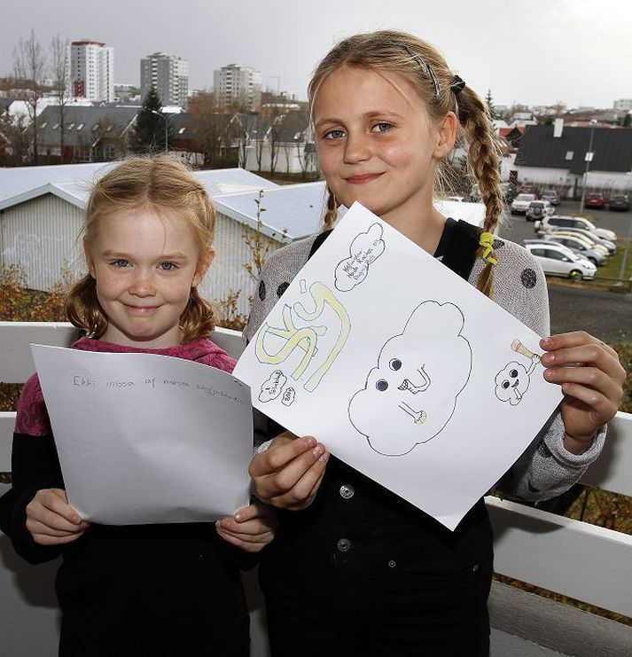 Þær Heiða Rachel Wilkins og Dagný Rós Hlynsdóttir með tímaritið sitt.