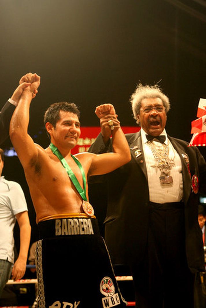 Don King sést hér með Marco Antonio Barrera.