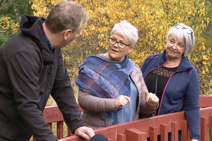 Kvenfélagskonurnar Friðrika Baldvinsdóttir og Lilja Skarphéðinsdóttir sýndu fréttamanni röndóttu endurnar í skrúðgarðinum á Húsavík.