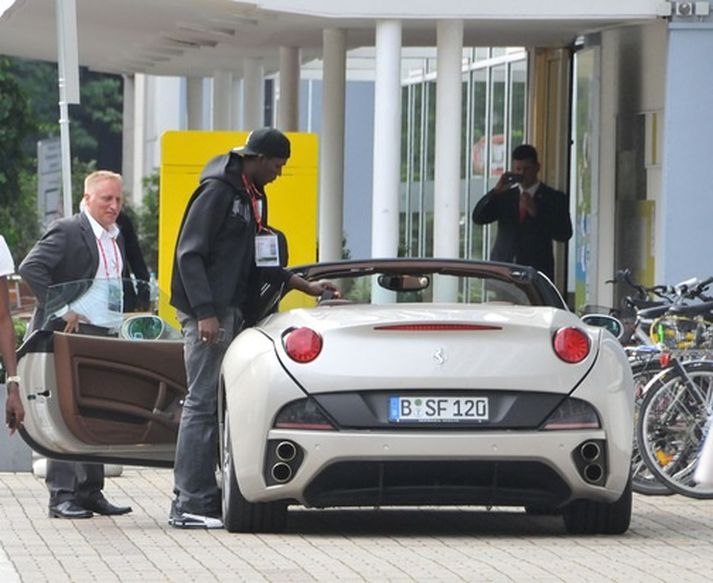 Usain Bolt við nýja Ferrari California bíl sinn