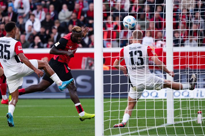 Victor Boniface tryggir hér Bayer Leverkusen sigur á Eintracht Frankfurt í dag.