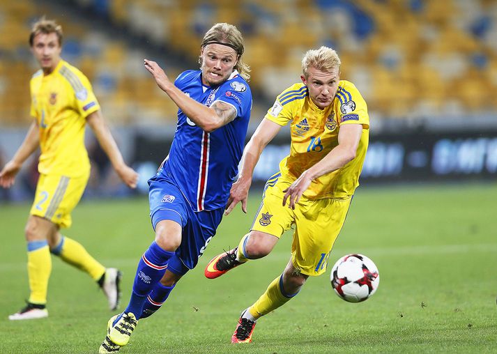 Birkir Bjarnason er einu gulu spjaldi frá því að fara í leikbann.