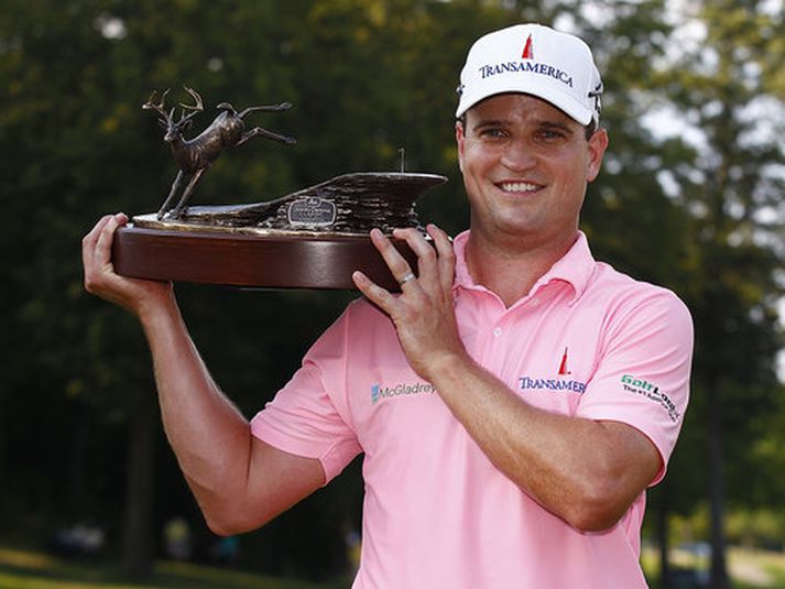 Zach Johnson með sigurlaunin á John Deere meistaramótinu.