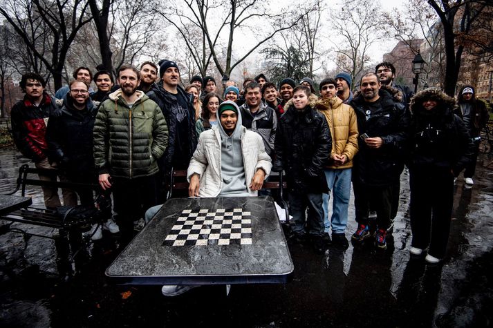 Victor Wembanyama og allir sem tefldu við hann í Washington Square Park í New York.