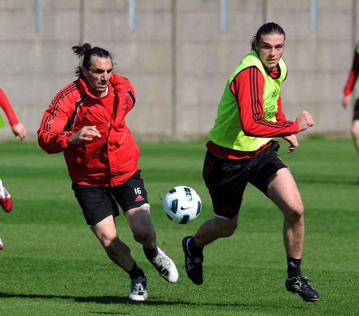 Kyrgiakos í baráttu við Andy Carroll á æfingu hjá Liverpool.