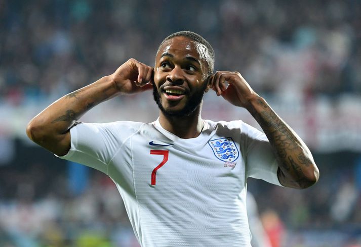 Raheem Sterling sendir skilaboð til rasistanna í stúkunni.