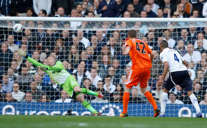 Gylfi sést hér skora markið sitt á móti Tottenham.