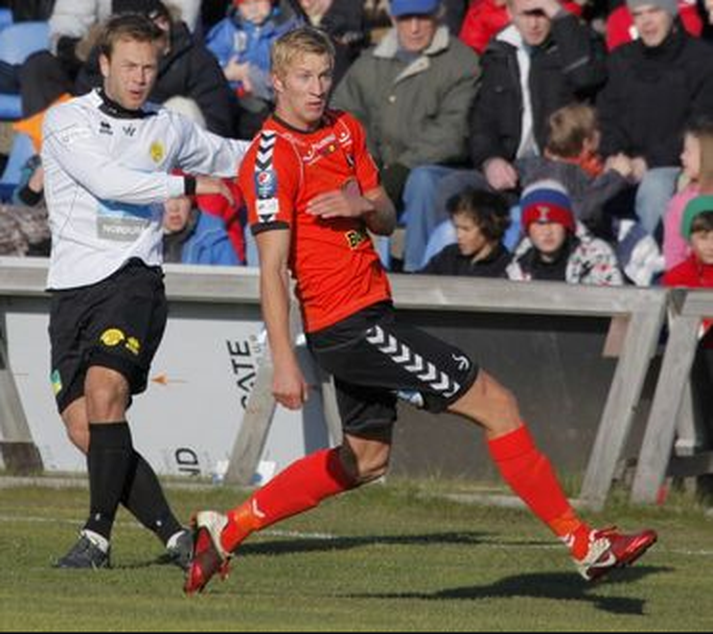 Andri Þór Jónsson í baráttu við Einar Loga Einarsson hjá ÍA á dögunum.