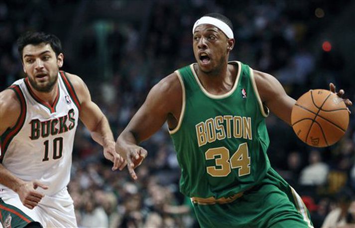 Carlos Delfino leikmaður Milwaukee og Paul Pierce.