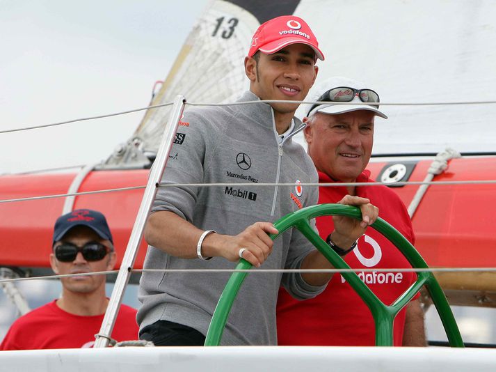 Lewis Hamilton stýrir skútu í Sydney, en stýrir Mclaren bílnum í Melbourne um helgina.