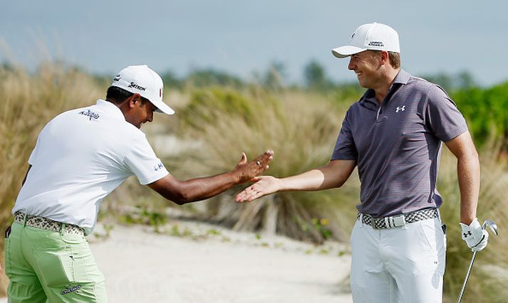 Lahiri og Spieth fagna holu í höggi þess síðarnefnda.